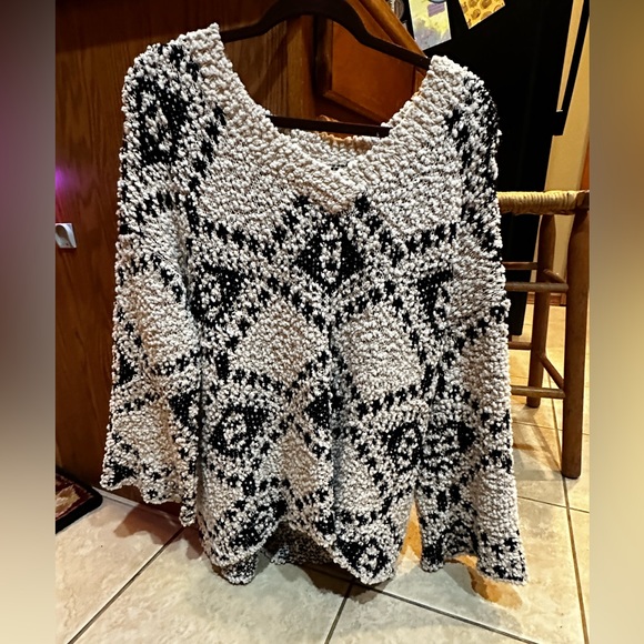 Black and white womens sweater size S/M. Brand is Miracle USA - Picture 1 of 7